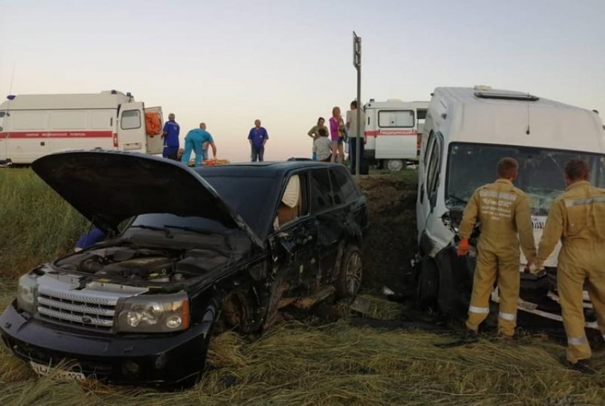 На Кубани девять человек пострадали в ДТП с автобусом и внедорожником 