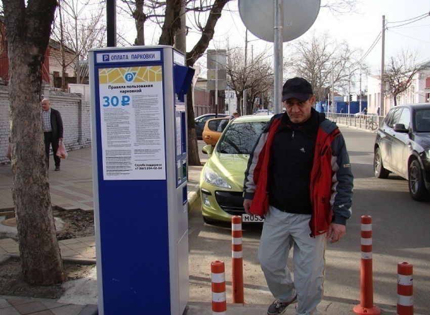 В Краснодаре водителей приучают к платным парковкам, как «котят к горшку»
