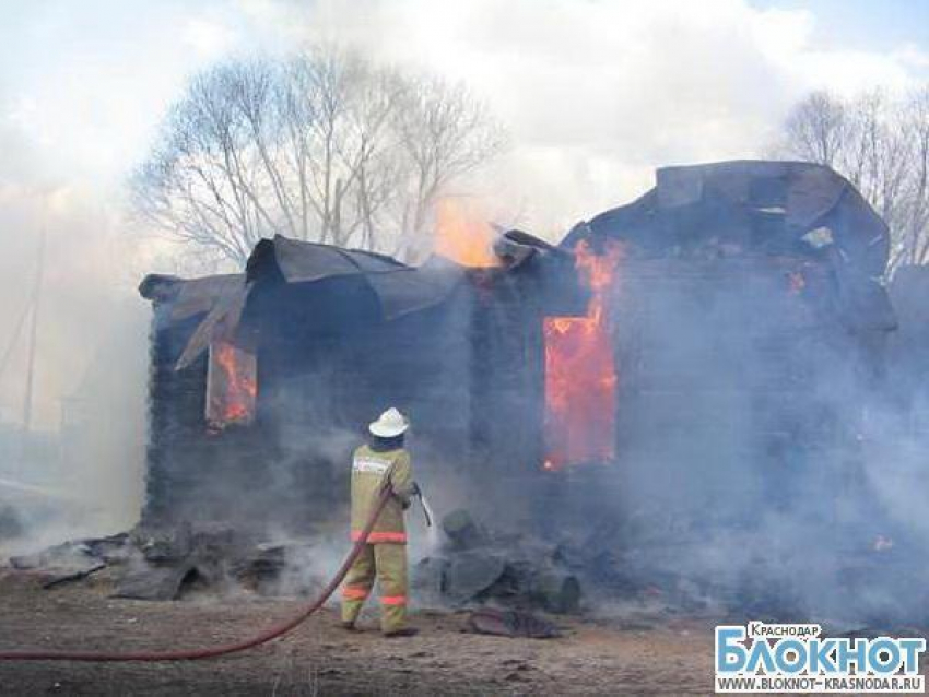 В Краснодаре сгорел частный дом на улице Красноармейской
