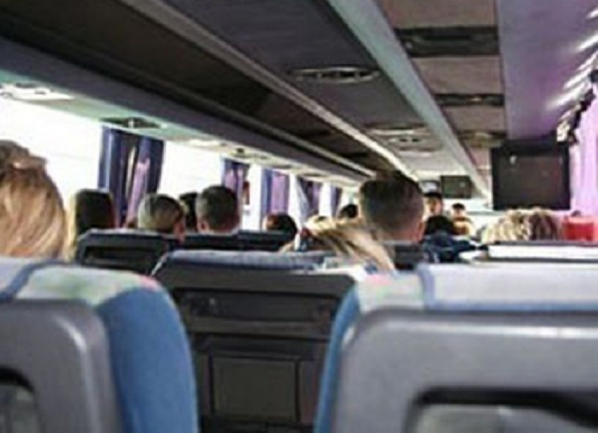 На Кубани пассажирский автобус врезался в экскаватор