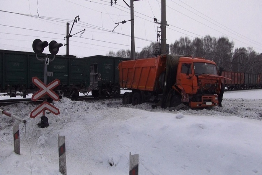 Поезд снес КамАЗ на ж\д переезде в Новороссийске