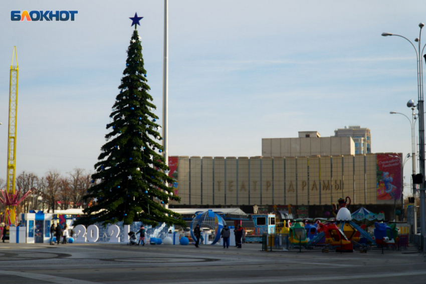 В Краснодаре начали разбирать новогодние елки 