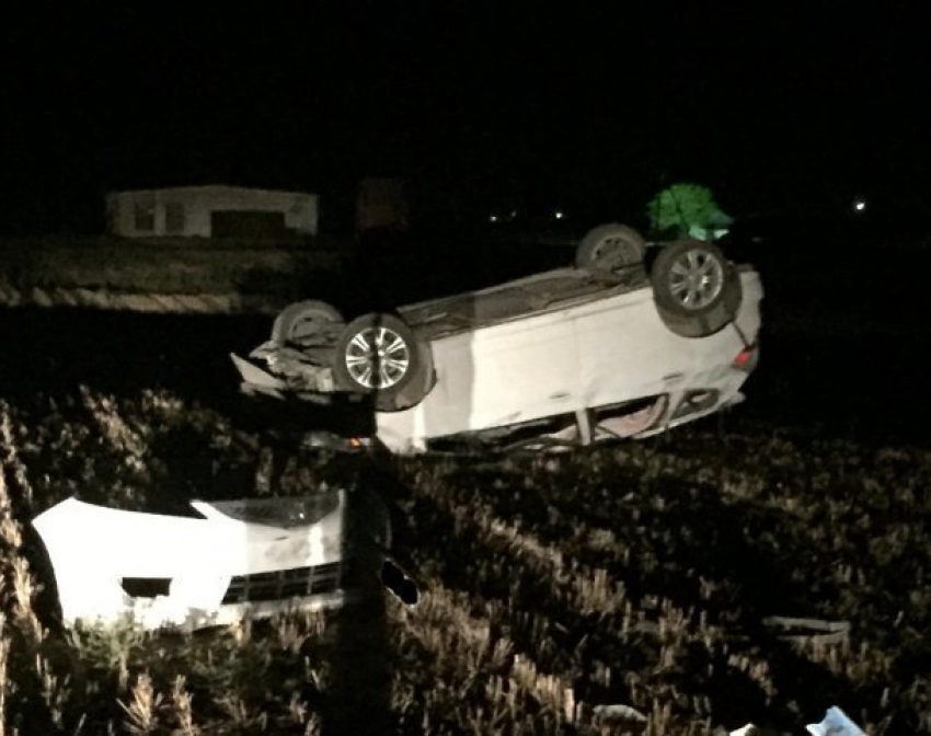  Пьяный водитель с двумя женщинами опрокинул свою машину в Щербиновском районе 