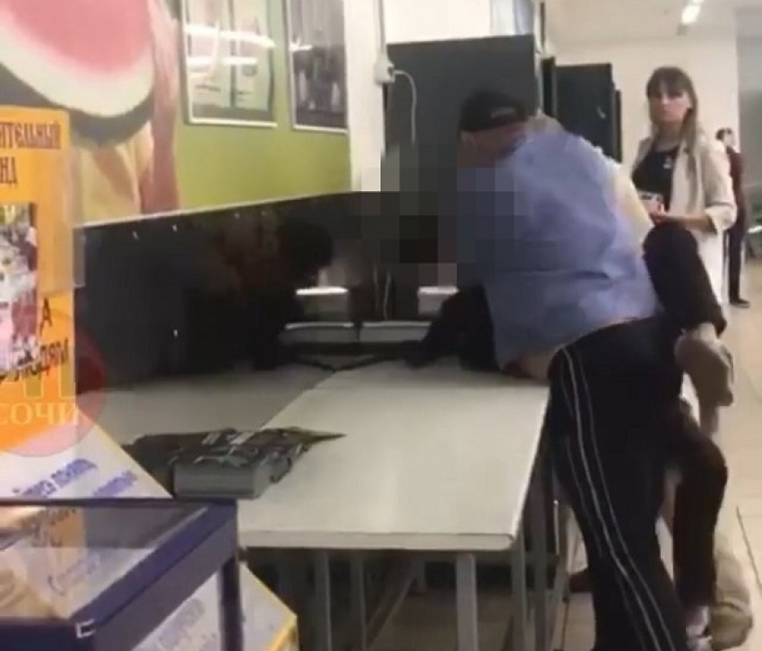 Охрана супермаркета в Сочи применила к школьнику физическую силу