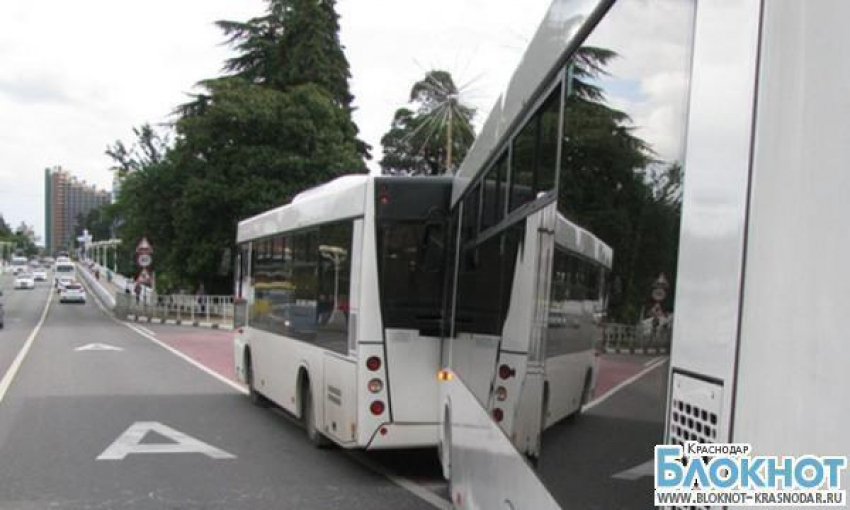 В Сочи произошла авария с участием двух пассажирских автобусов