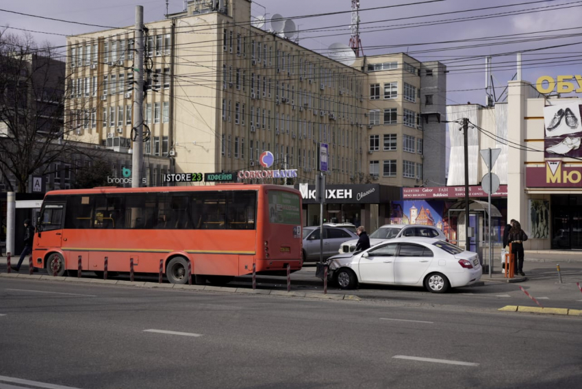 В центре Краснодара девушка за рулем иномарки устроила ДТП у остановки, не пропустив маршрутку