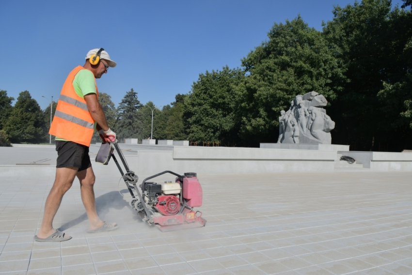 Скейтбордистам посоветовали не портить отреставрированный памятник в Краснодаре