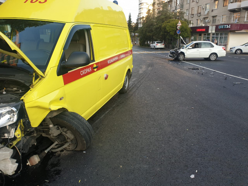 Врезавшийся в машину скорой помощи на Кубани водитель без прав получил трое суток ареста
