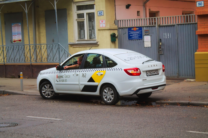 Краснодарские таксисты рассказали о переработках на сменах