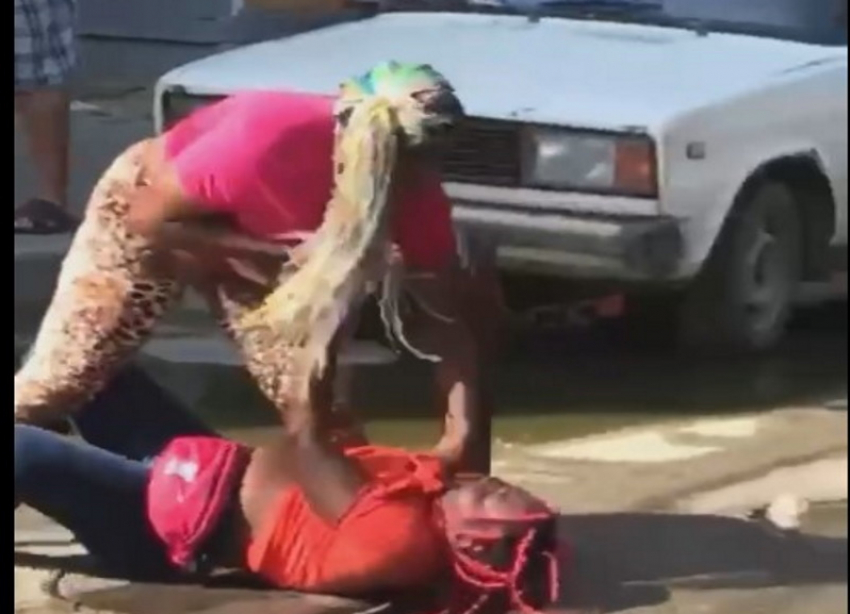  В Анапе прохожие сняли на видео жесткую драку африканских девушек