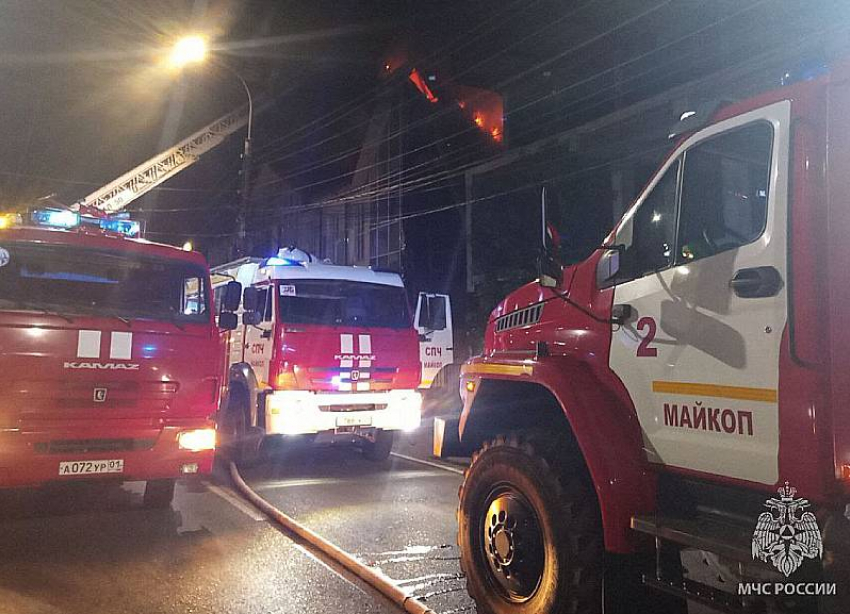 В Адыгее 50 человек тушили крупный пожар на крыше здания