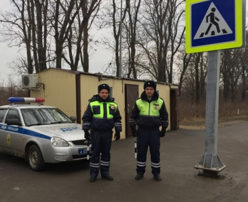 На Кубани сотрудники ДПС спасли беременную от родов в пробке