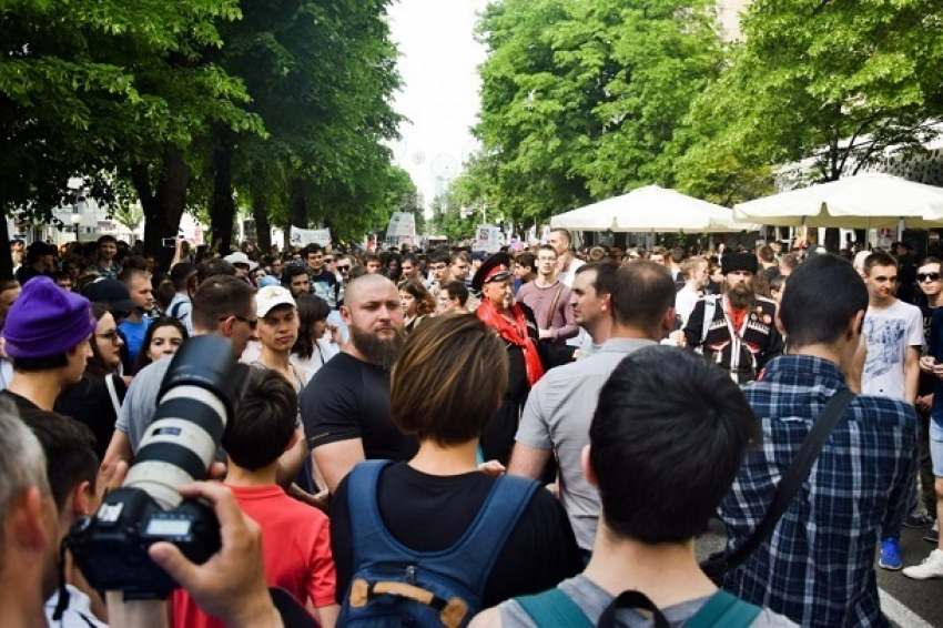Краснодарцы организовали шествие против пенсионной реформы: их автобусами отвозят в полицию