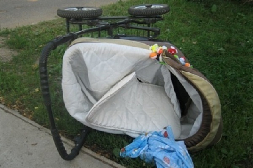 В Новороссийске внедорожник сбил коляску с ребенком