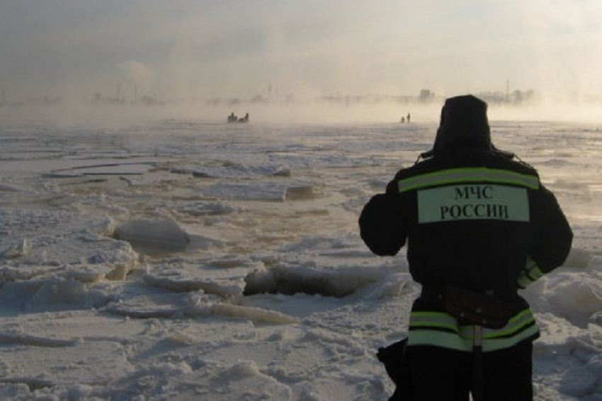 Сто рыбаков на отколовшейся льдине унесло в Азовское море