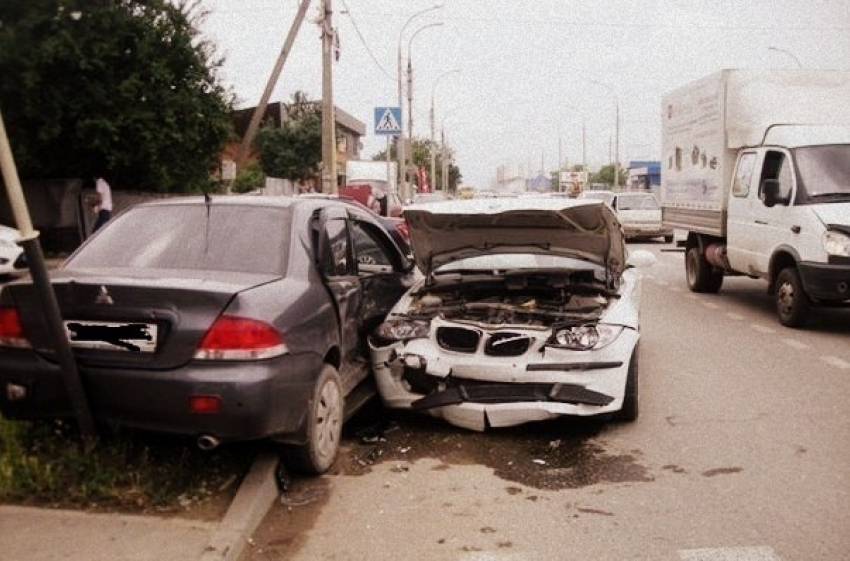  В Краснодаре пострадал водитель «Мицубиси», который врезался в «БМВ»