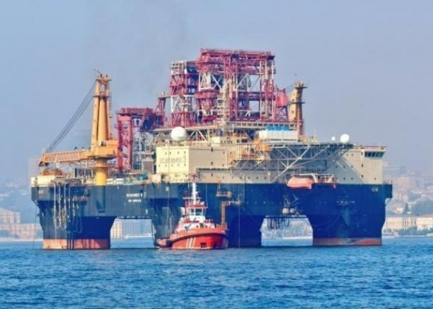  Буровая станция по добыче нефти прибыла в Черное море 