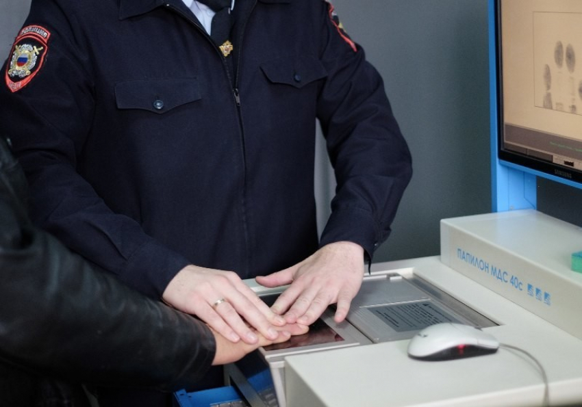  Детей, которые кидались кирпичами с балкона в женщину с детьми в Краснодаре, нашли 