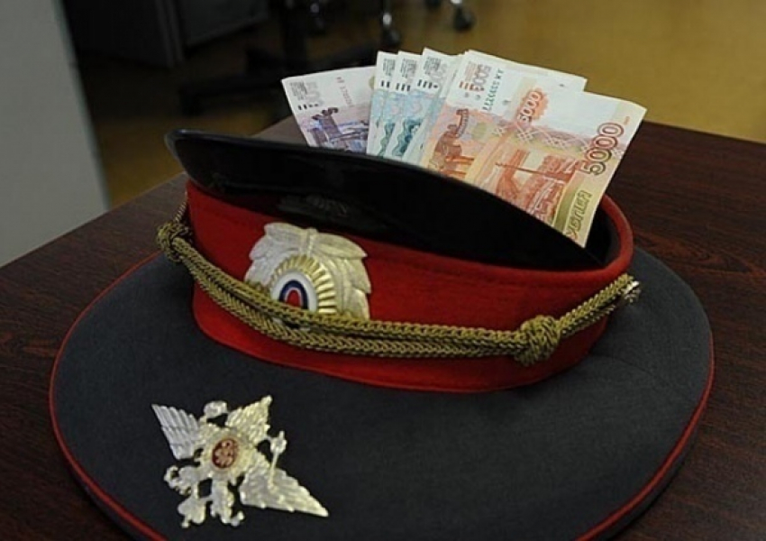  Полицейский-взяточник сядет на 4 года и заплатит штраф 1,5 млн рублей 