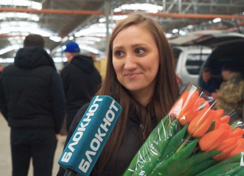 Ажиотаж на крупном цветочном рынке в Краснодаре перед 8 Марта сняли на видео