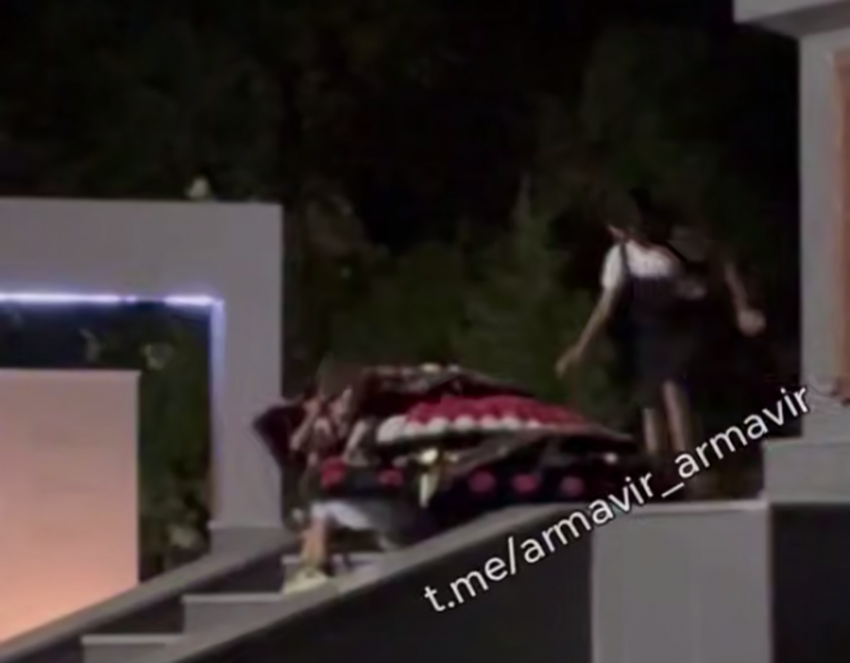 В Армавире дети устроили игры с венками на братской могиле