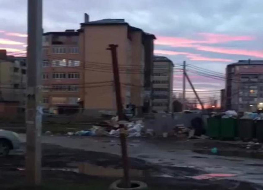 Показательную уборку мусора устроили в одном из захламленных дворов Краснодара