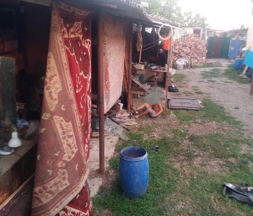 В Краснодарском крае отец посадил 9-летнего сына на цепь за плохое поведение