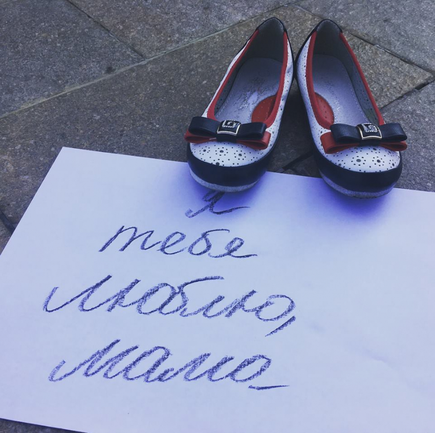 Сотни пар детской обуви на улице в Сочи стали символом борьбы с абортами