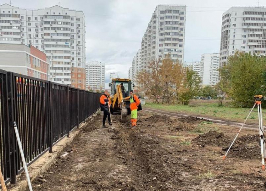 Лучше поздно, чем никогда: рабочие начали строительство тротуара возле школы № 71 в Краснодаре