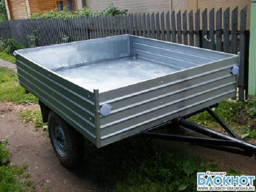 В Краснодаре мужчина украл вещи из прицепа легкового автомобиля