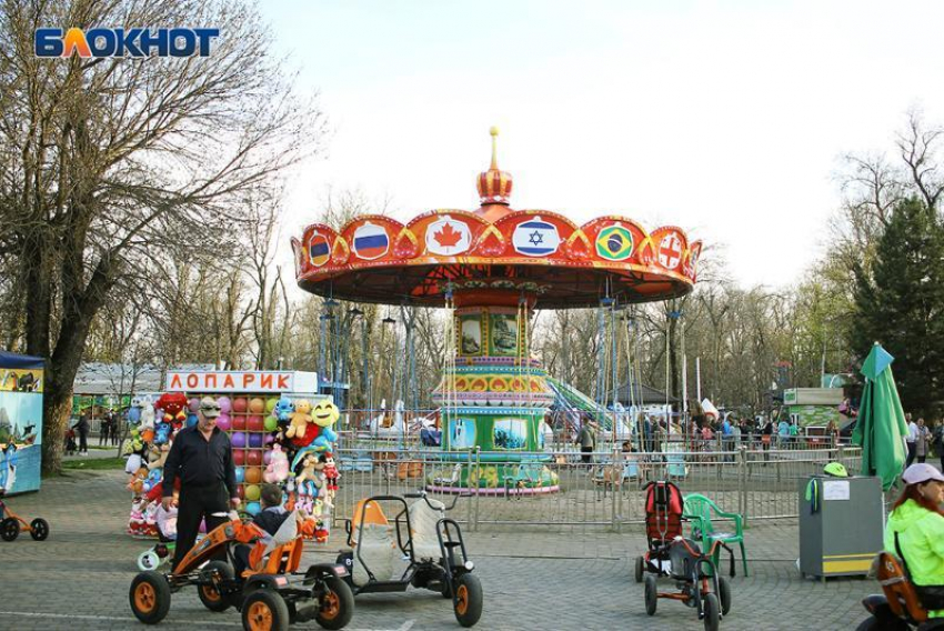 В четырех городских парках Краснодара можно бесплатно покатать детей на аттракционах