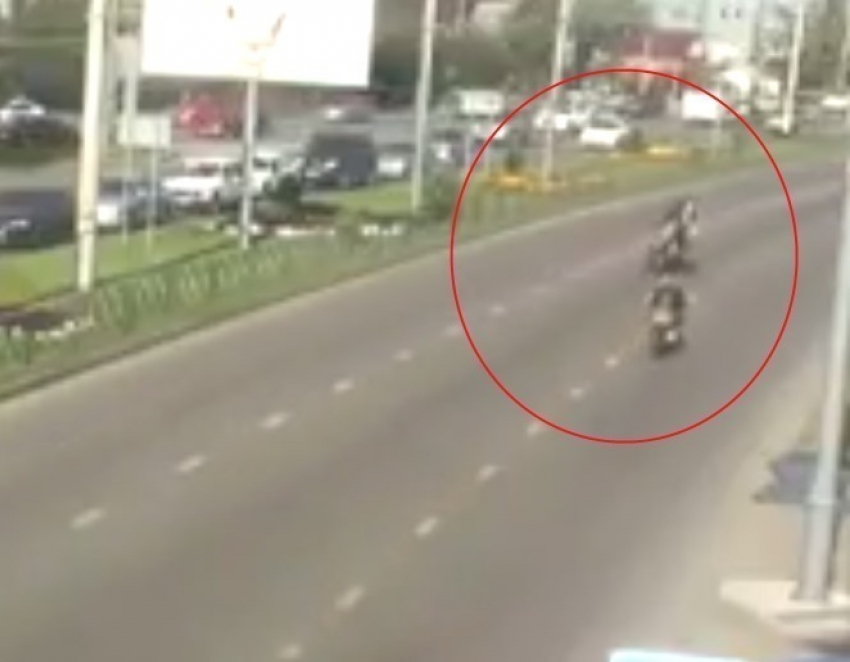 В Краснодаре попало на видео столкновение двух мотоциклистов
