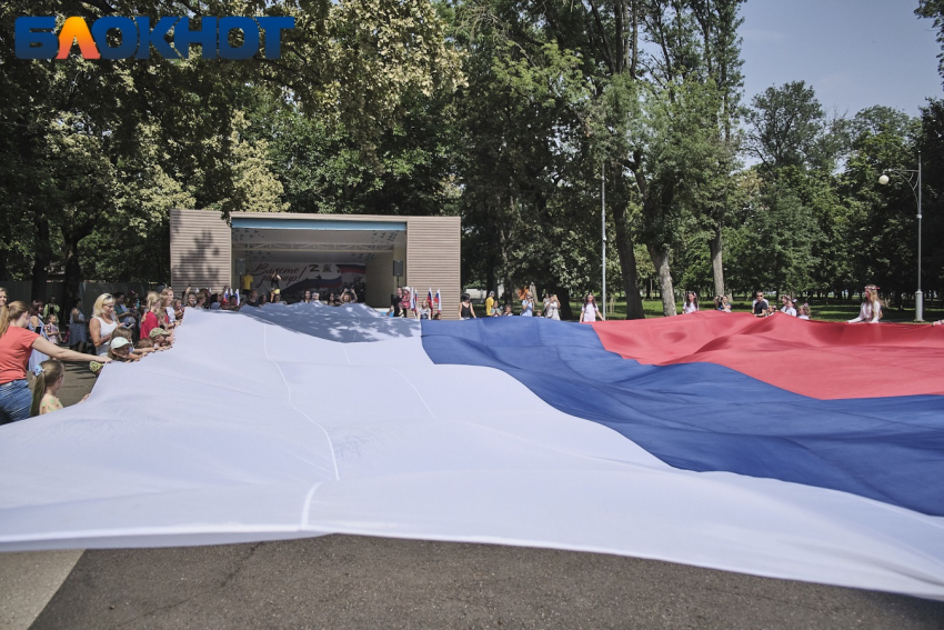 Первый триколор, голландцы и уголовное наказание: в День флага России рассказываем интересное о государственном символе