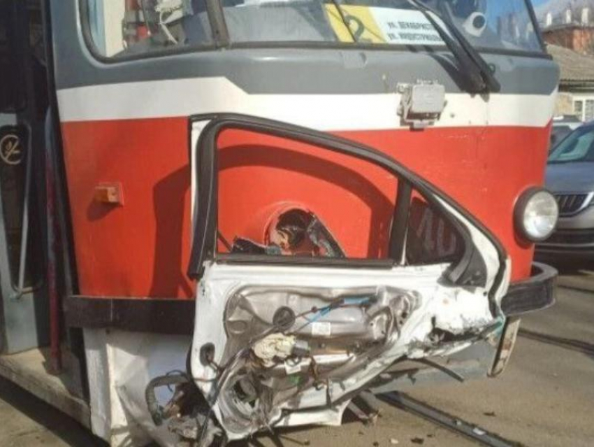 «Мерседес» протаранил трамвай и врезался в дерево в центре Краснодара