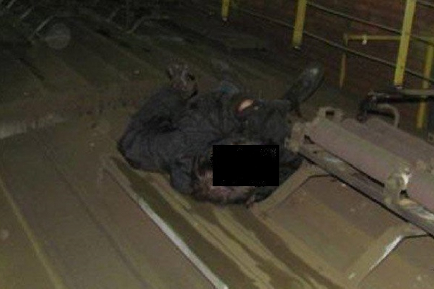 В Новороссийске убило током мужчину, который прыгнул с моста на крышу поезда