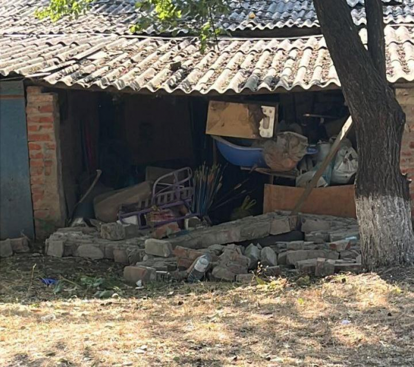 В Краснодаре детей завалило обрушившейся кирпичной стеной 