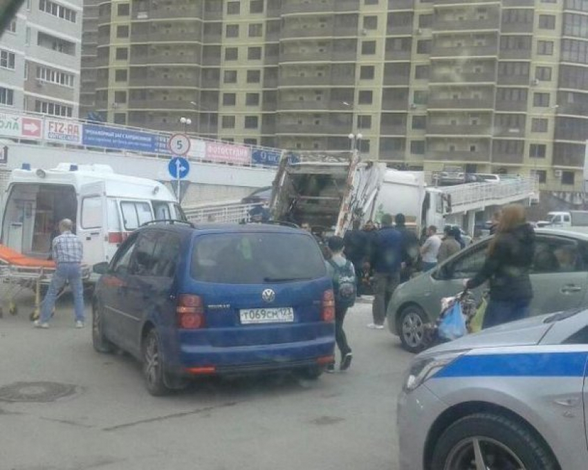  Во дворе многоэтажки в Краснодаре мусоровоз сбил ребенка 