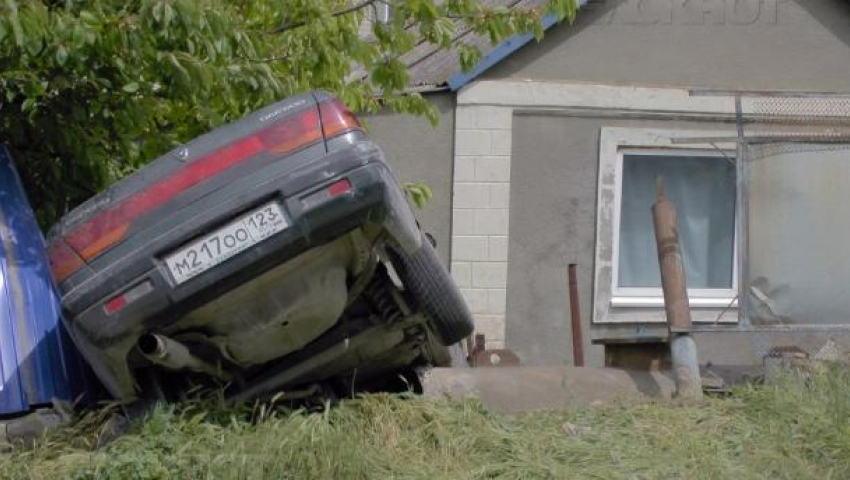  Машина влетела во двор жителя Анапы 