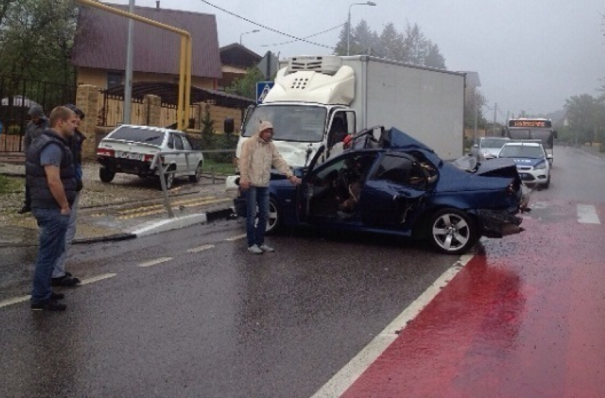В Сочи столкнулись иномарка и грузовик: погиб 47-летний мужчина