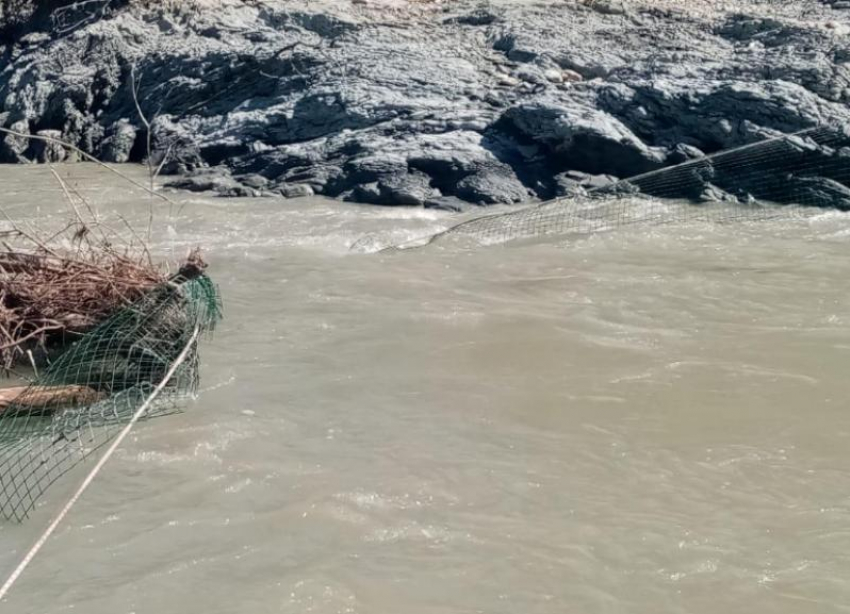 В Апшеронском районе спасатели с помощью дронов ищут детей, упавших в горную реку 