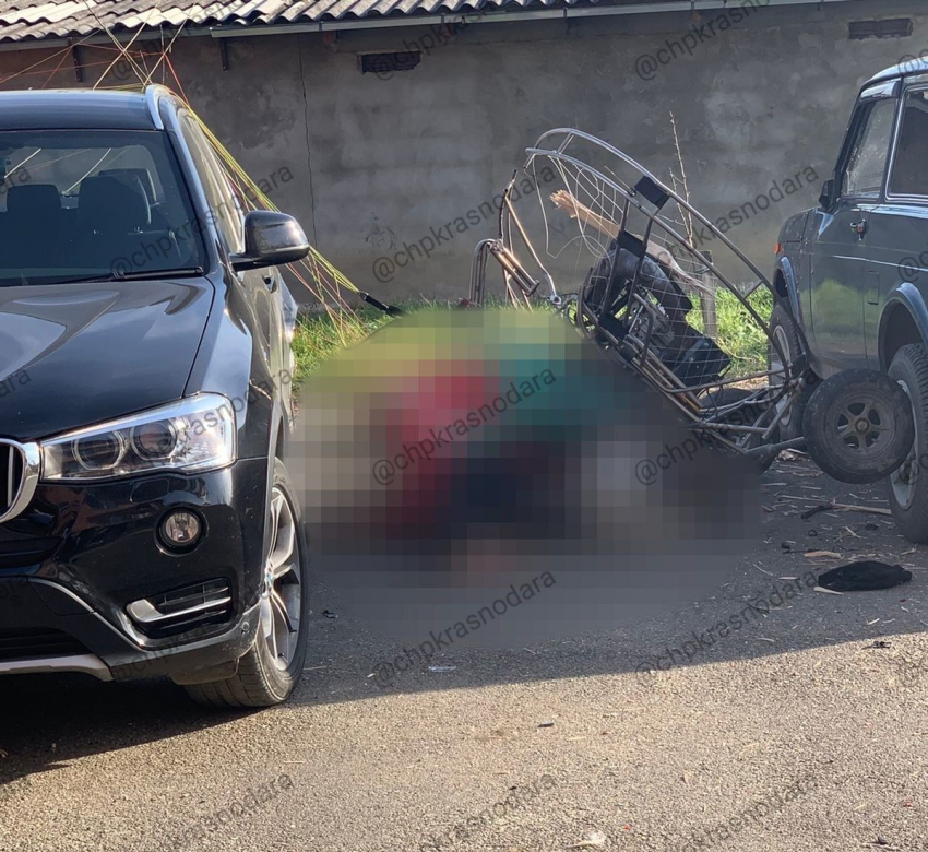 В Хадыженске два человека погибли при крушении параплана на авто