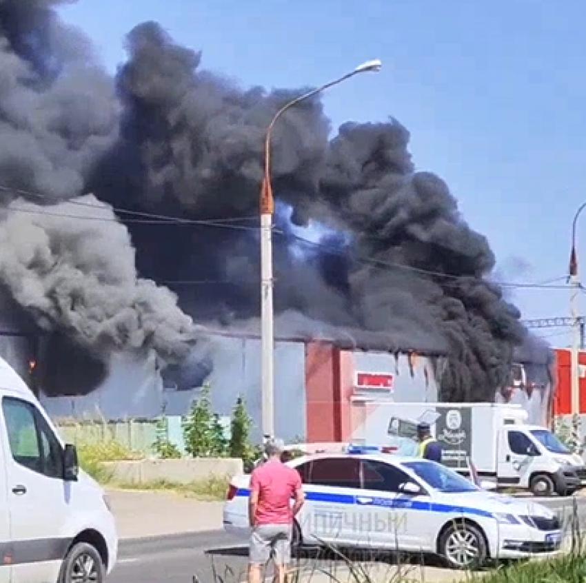В Адыгее вспыхнул крупный пожар в гаражном комплексе