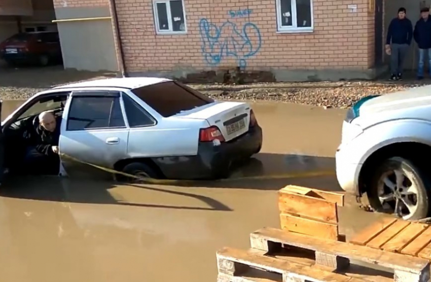 "Это точно столица Кубани?» - в Краснодаре в луже утонула машина