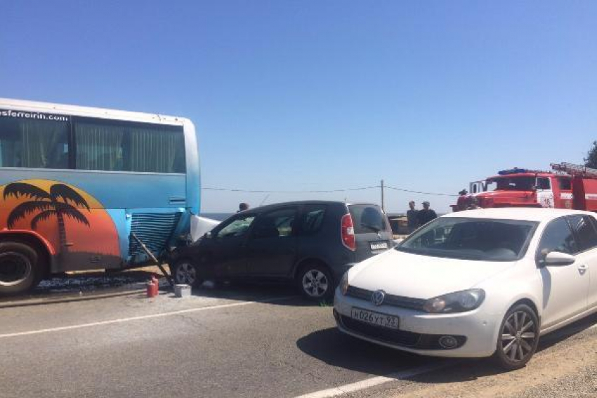 Пассажирский автобус попал в ДТП на Кубани