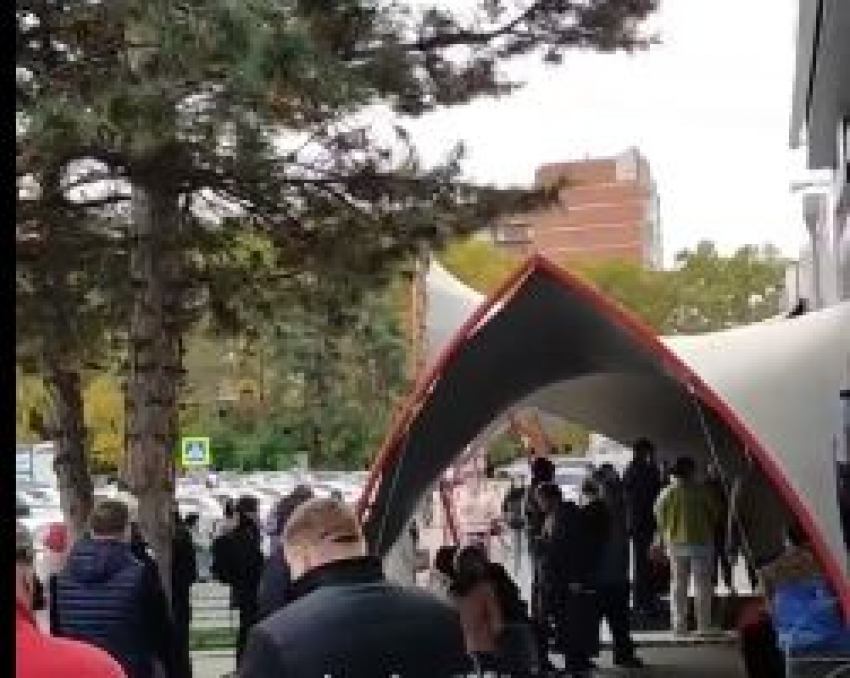 В Краснодаре посетителей МФЦ на Зиповской эвакуировали из-за подозрительной сумки