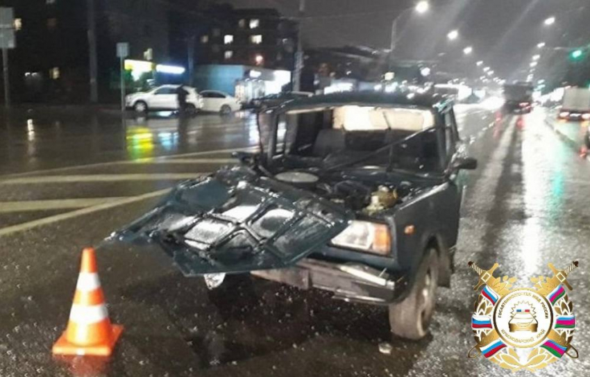 В Краснодаре 17-летний бесправник на жигулях врезался в автобус