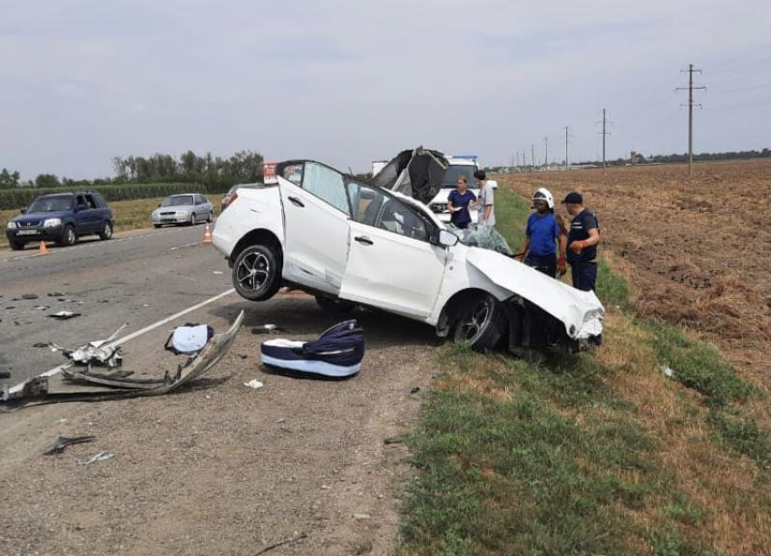 На Кубани в грузовик по «встречке» въехал внедорожник: два человека погибли