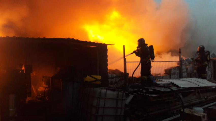 Крупный пожар на территории пивзавода потушили в Сочи