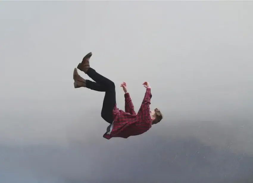 Житель Краснодара сорвался с балкона многоэтажки 