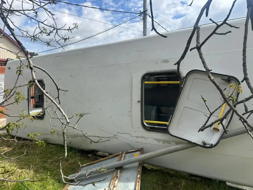 Появились кадры опрокинувшегося в Краснодаре автобуса с пассажирами